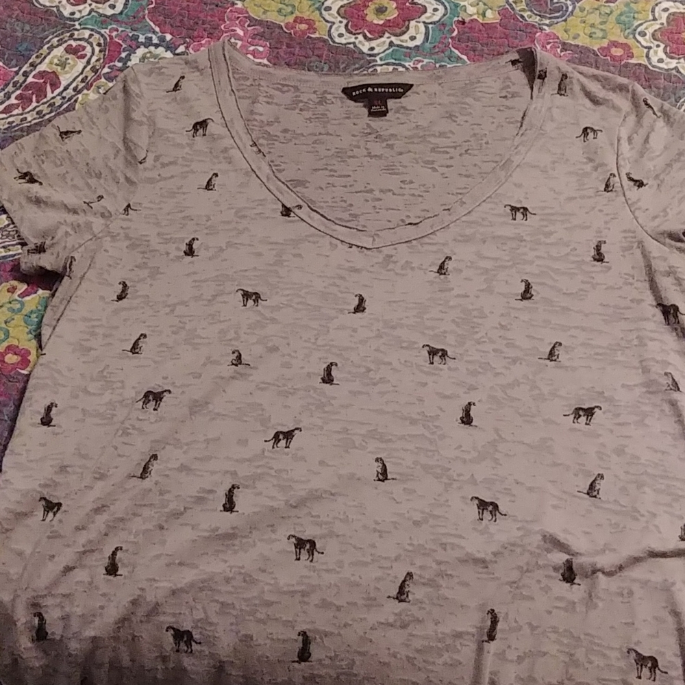 Rock & Republic,Size XL, Gray  tigers, Vneck tee